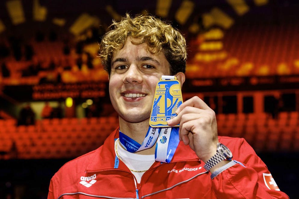 Noe Ponti posa con la sua medaglia d'oro dopo aver vinto con un nuovo record mondiale nella finale dei 50m farfalla maschili durante i Campionati mondiali di nuoto acquatico (25m) a Budapest, Ungheria, mercoledì 11 dicembre 2024.