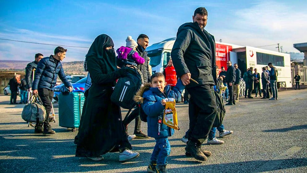 dpatopbilder - Syrian families arrive at the Cilvegozu border crossing near the southern Turkish city of Antakya to cross from Turkey into Syria. Photo: Metin Yoksu/AP/dpa