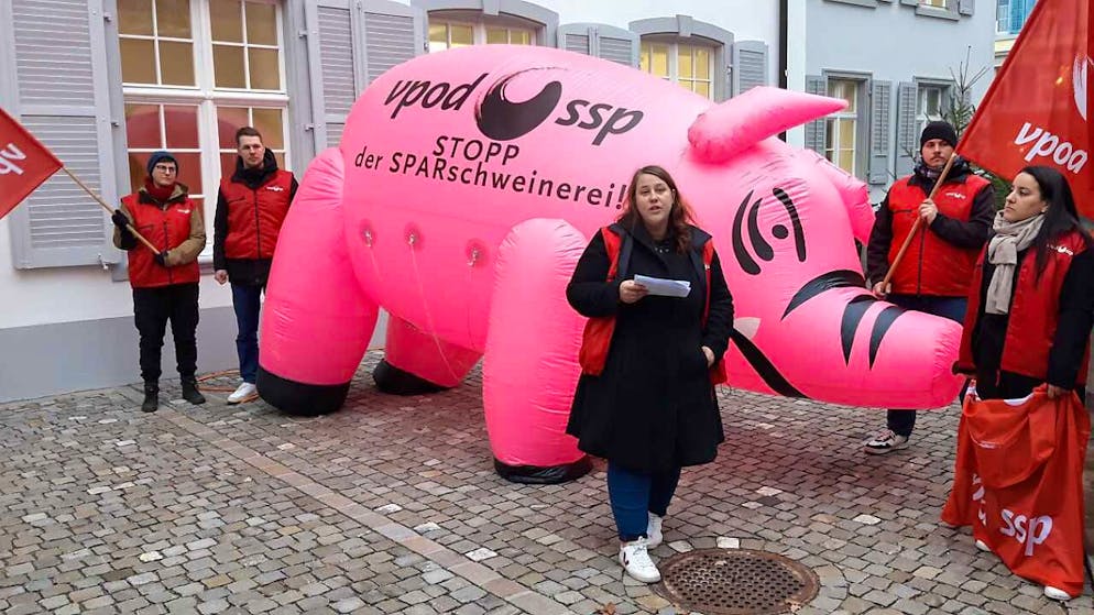 Die Gewerkschaft VPOD protestierte vor dem Regierungsgebäude in Liestal gegen die Sparmassnahmen.