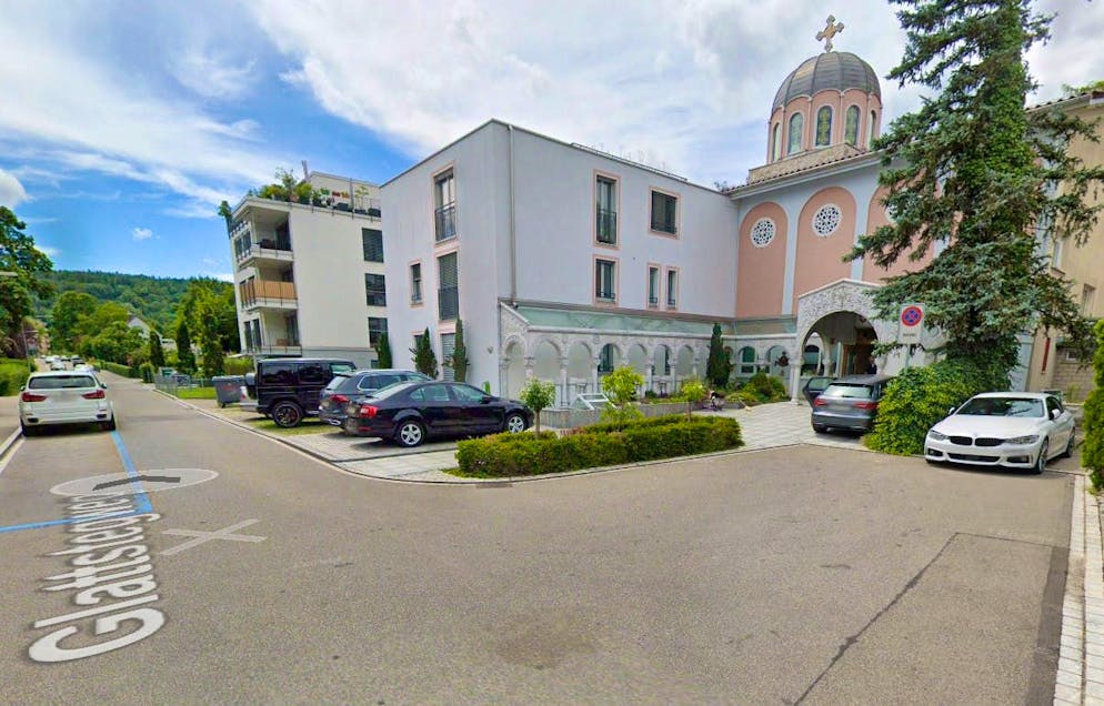 The parking situation at the Serbian Orthodox Church in Zurich is manageable. The congregation is now under pressure as the city police are carrying out more and more checks and issuing more and more fines.