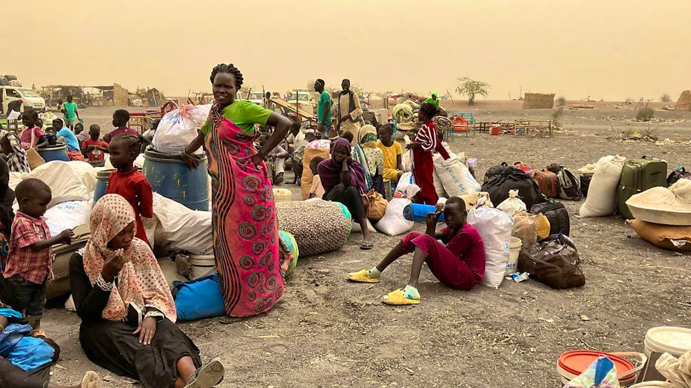 PRODUCTION - Refugees from Sudan wait to be transported to the transit camp in the town of Renk near the border after crossing the border into South Sudan. Photo: Eva-Maria Krafczyk/dpa