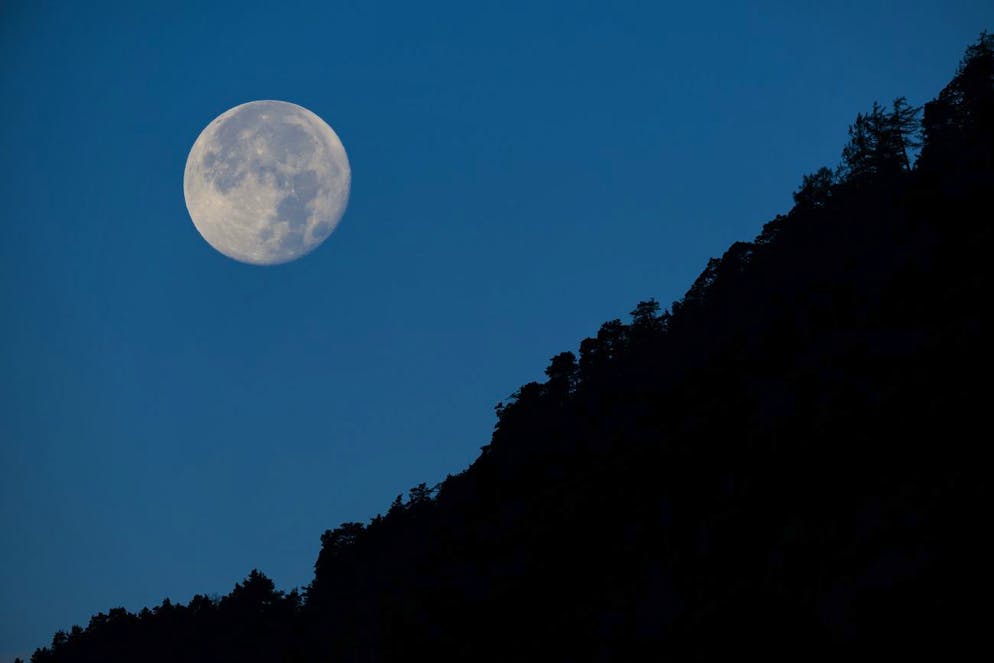 Bei guter Sicht können vom 6. bis zum 16. Dezember die Sternschnuppen der Geminiden am Himmel beobachtet werden. Leider ist dieses Jahr während des Sternschnuppen-Höhepunktes auch Vollmond, was die Sicht auf die Geminiden mindert.