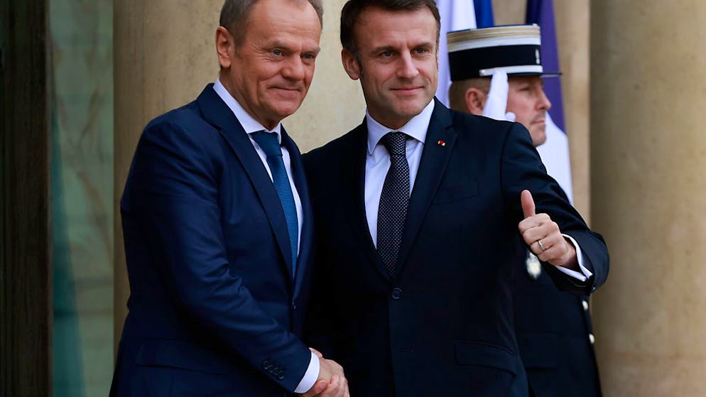ARCHIV - Emmanuel Macron (r), Präsident von Frankreich, empfängt Donald Tusk, Ministerpräsident von Polen, im Elysee-Palast. Foto: Aurelien Morissard/AP/dpa