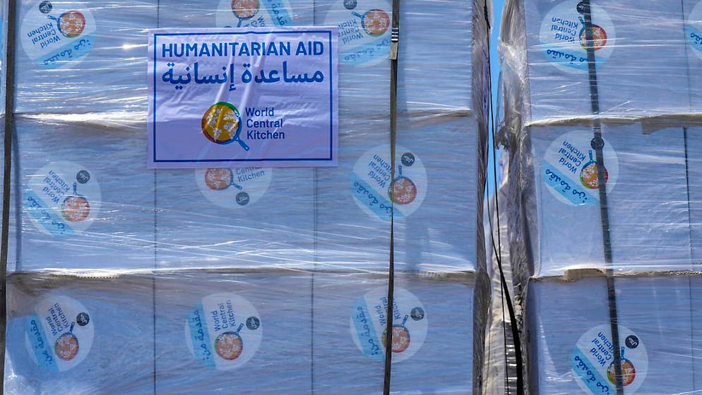 ARCHIV - Pakete mit humanitären Hilfsgütern für den Gazastreifen mit dem Logo der World Central Kitchen (WCK) sind am Grenzübergang Kerem Shalom im Süden Israels zu sehen. Foto: Tsafrir Abayov/AP/dpa