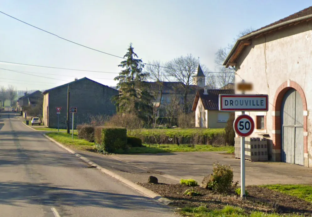 La femme est originaire de Drouville, en Meurthe-et-Moselle. 