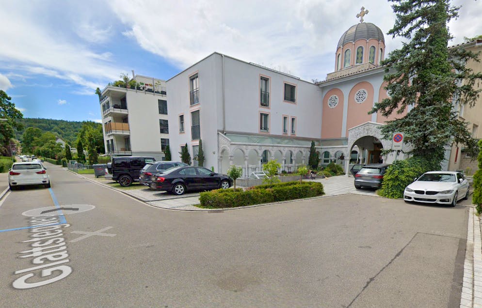 Die Parkplatzsituation bei der serbisch-orthodoxen Kirche in Zürich ist überschaubar. Die Gemeinde steht nun unter Druck, da die Stadtpolizei immer mehr Kontrollen durchführt und vermehrt Bussen ausstellt. 