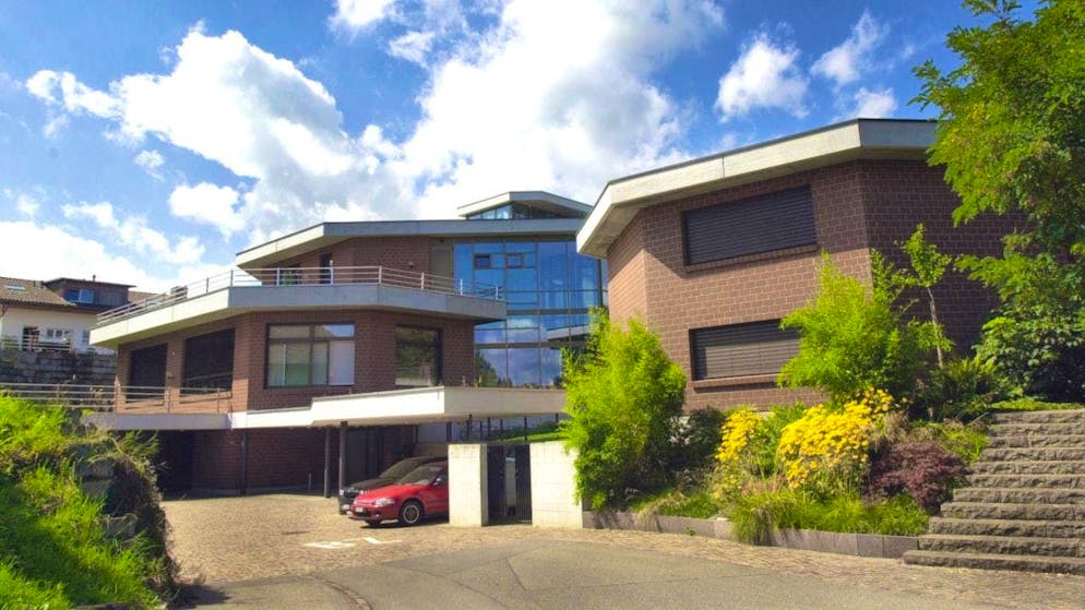 Martin Ebner's former BZ Bank, headquartered in the Schwyz municipality of Freienbach, is now wholly owned by Graubündner Kantonalbank. (Archive photo of the BZ Bank headquarters in Freienbach)