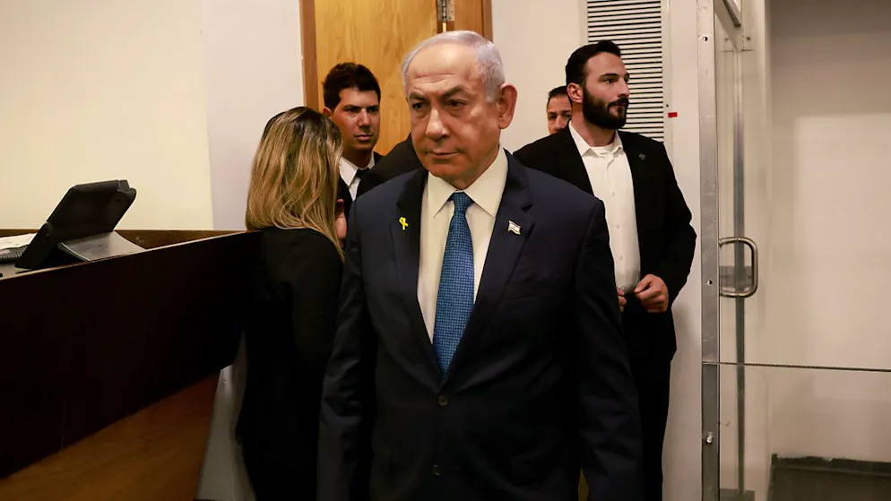 Il primo ministro israeliano Benjamin Netanyahu all'inizio processo in cui è accusato di corruzione.
