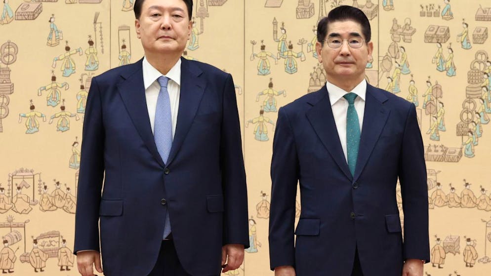 ARCHIV - Südkoreas Präsident Yoon Suk Yeol (l) und Verteidigungsminister Kim Yong Hyun. Foto: -/Yonhap/dpa