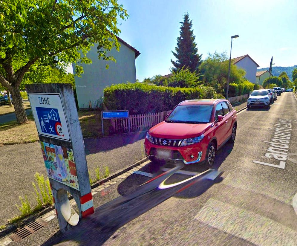 Instead of parking spaces for residents, there are now three charging stations for electric cars on Landauerhofstrasse.