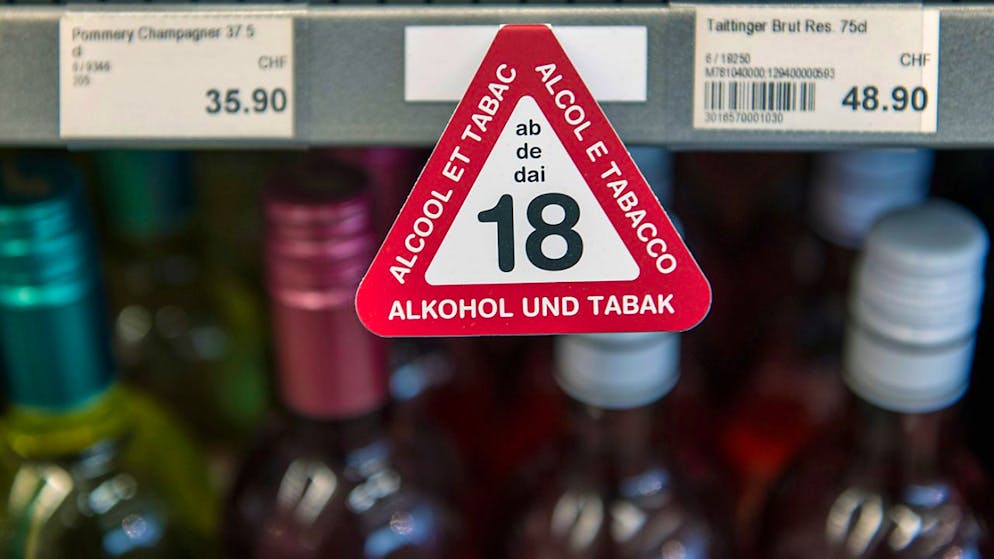 La loi prévoit l'affichage bien en évidence de l'avis de la protection de la jeunesse rappellant que la vente de tabac aux personnes mineures est interdite et passible de sanctions. Dans 69% des points de vente visités en 2024, l'avis était bien visible, soit deux fois plus qu'en 2023 (archives).