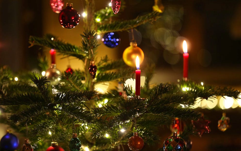 Kerzen am Weihnachtsbaum sind zwar schön, können aber rasch gefährlich werden. Generell gilt als erste Vorsichtsmassnahme: offene Flammen nie unbeaufsichtigt lassen.