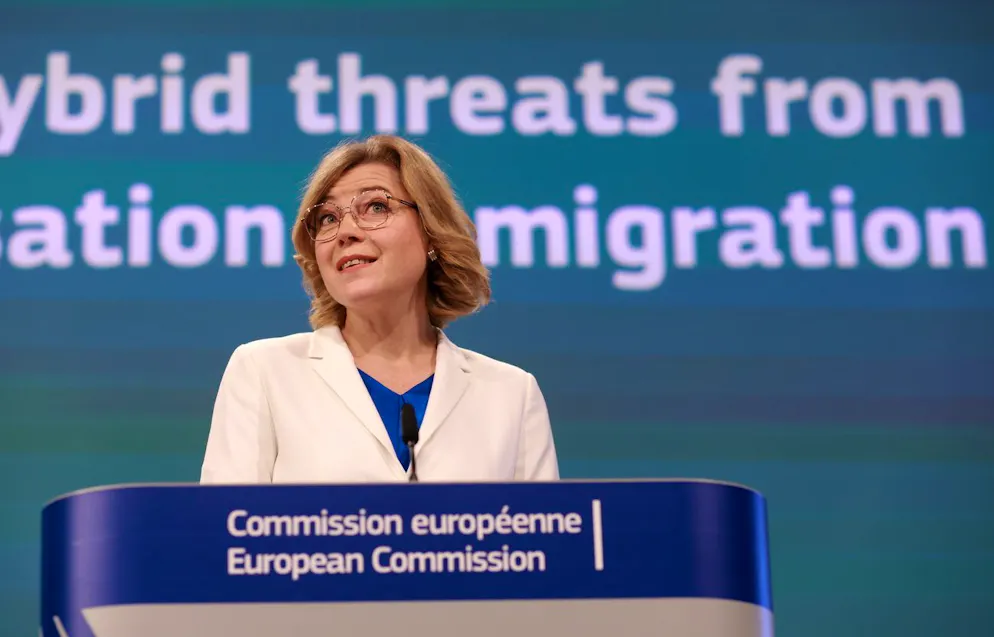 Henna Virkkunen, vice-présidente exécutive de la Commission européenne chargée de la souveraineté technique, de la sécurité et de la démocratie, donne sa première conférence de presse sur «la lutte contre les menaces hybrides liées à la militarisation des migrations et le renforcement de la sécurité aux frontières extérieures de l'UE», à l'issue de la réunion hebdomadaire du collège de la Commission européenne à Bruxelles, le 11 décembre 2024. 