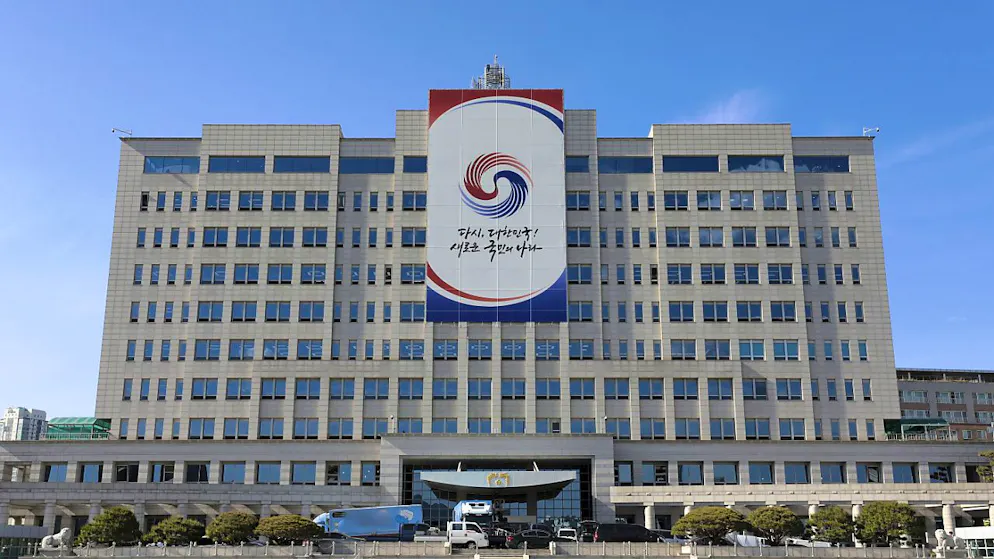 Crisi. Corea del Sud: arrestati due capi della polizia, l'ex ministro della difesa tenta il suicidio