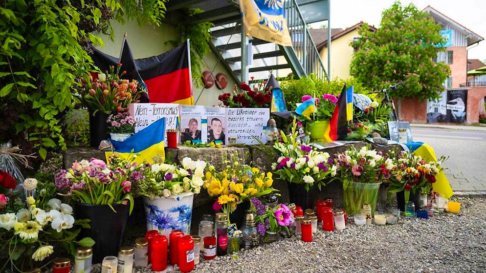 ARCHIVE - Flowers were laid next to the shopping center where two men from Ukraine were killed. Photo: Lukas Barth/dpa