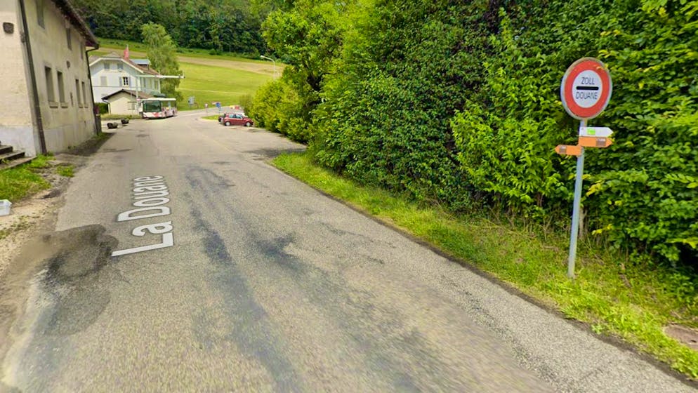 A few dozen meters after the entrance to the village is the customs sign: from here on, the speed limit is 20 km/h - but very few people know that. This is where the police have set up their radar device.