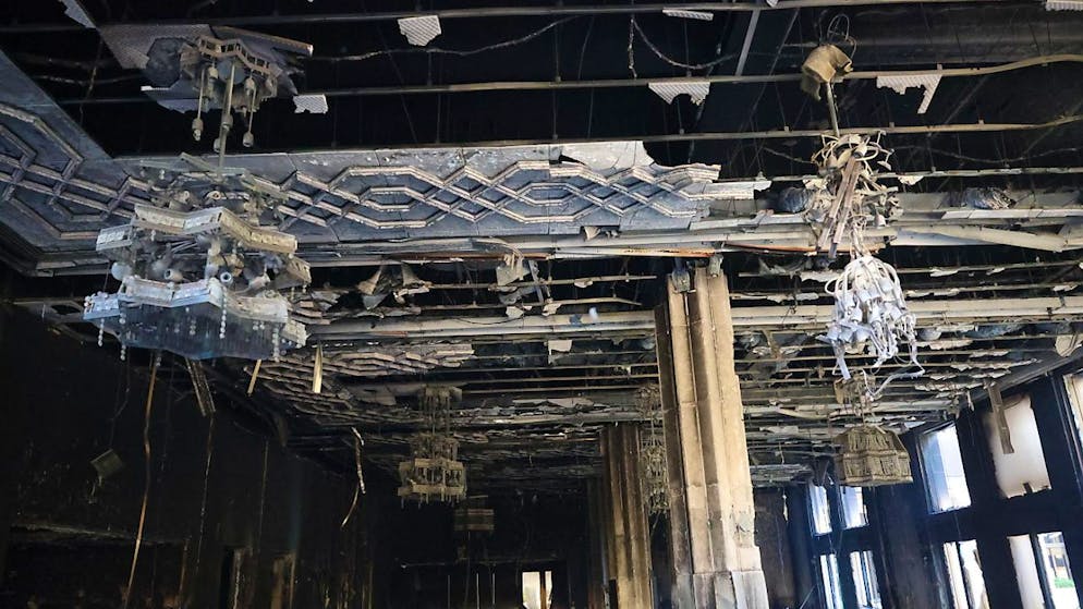 Una sala bruciata all'interno del palazzo presidenziale dopo che i ribelli siriani hanno preso il controllo di Damasco (foto d'archivio)