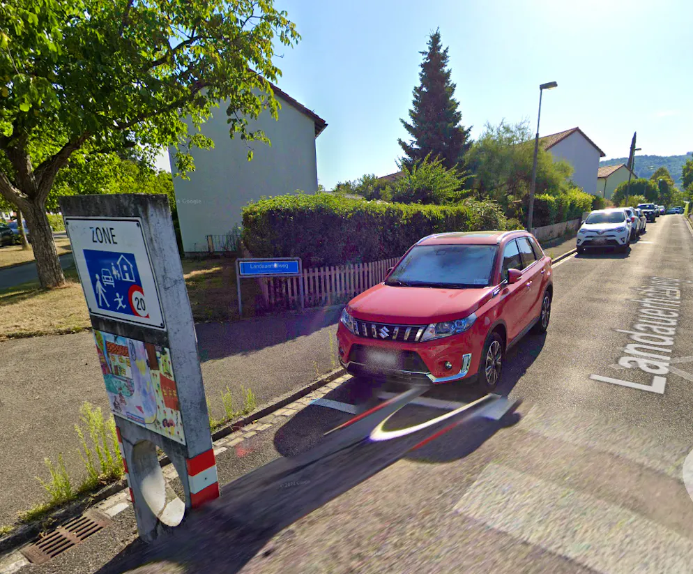 Statt Parkplätze für Anwohner stehen auf der Landauerhofstrasse nun drei Ladestationen für E-Autos.