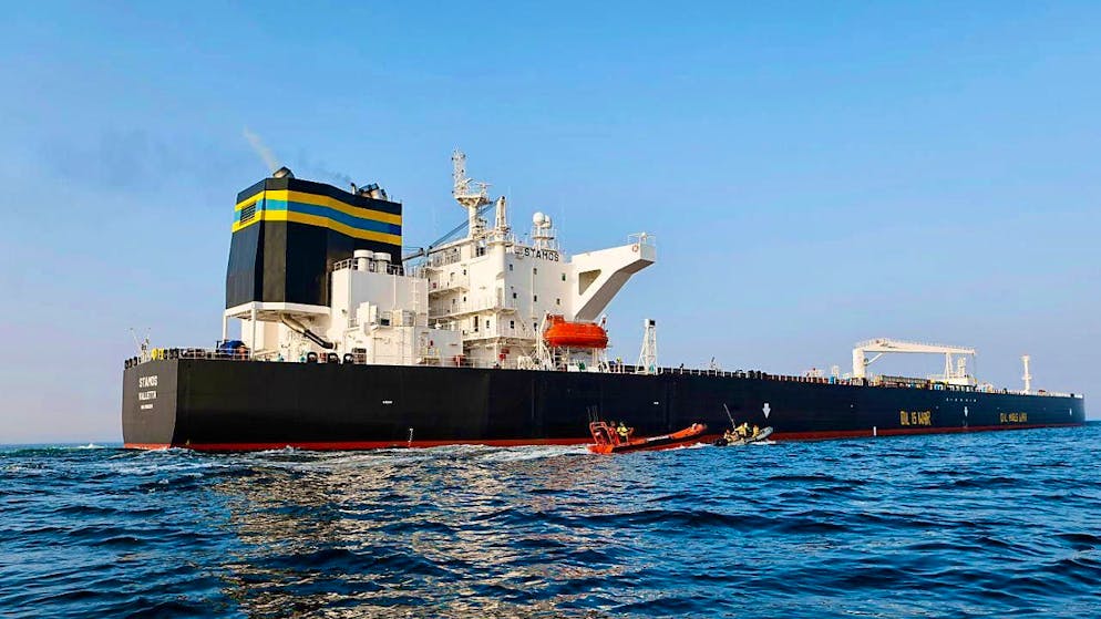 ARCHIVE - Activists from the environmental organization Greenpeace demonstrate in front of a ship carrying Russian oil in the Baltic Sea in April 2024. Photo: Frank Molter/dpa