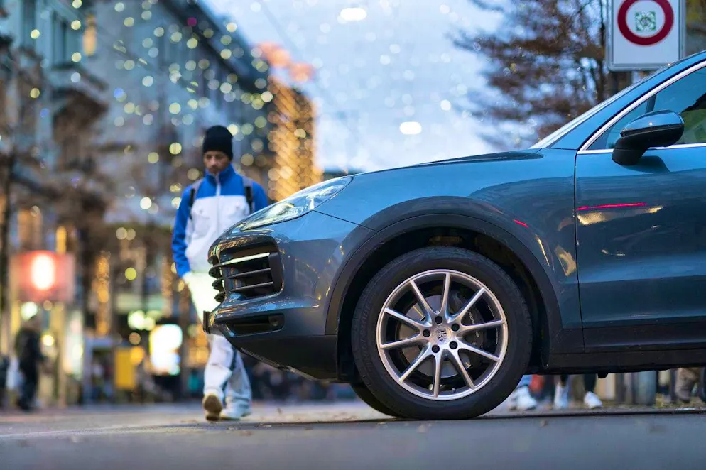 The car year 2024 turned out worse than the previous year. The analysis shows that Swiss people bought more Porsches than in the previous year. (KEYSTONE/Gaetan Bally)