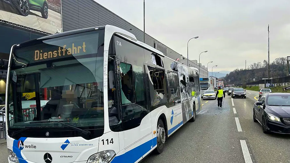 Drei Verletzte in Linienbus in Aarburg AG wegen Streifkollision - Gallery. Ein Lastwagenlenker verursachte eine Streifkollision mit dem entgegenkommenden Linienbus in Aarburg AG.