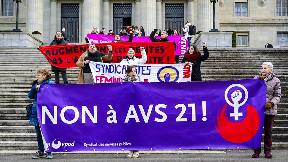 Zuversichtlich vor der öffentlichen Beratung der Richterinnen und Richter: Demonstrantinnen mit Transparenten vor dem Bundesgerichtsgebäude.