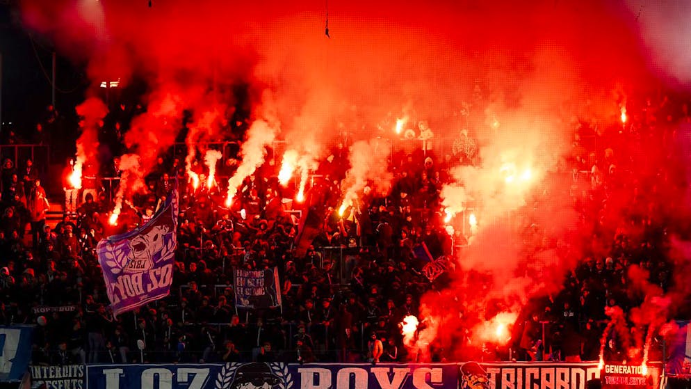 Un supporter lausannois a été condamné pour un jet de pétard dans une tribune lors du match de football entre le FC Lausanne-Sport et le FC Bâle, le 21 juillet 2024.
