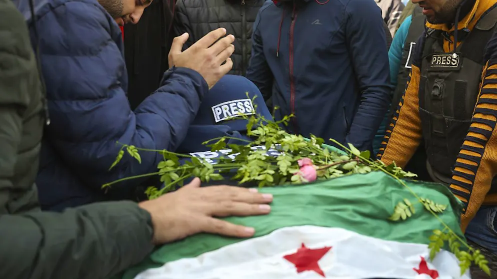 Angriffe auf Journalistinnen und Journalisten nehmen zu: Kollegen und Freunde trauern in Idlib um den syrischen Fotografen Anas Alkharboutli, der für die deutsche Nachrichtenagentur DPA arbeitete. Er wurde vor einer Woche bei einem Luftangriff in der Nähe der Stadt Hama getötet. (Archivbild)