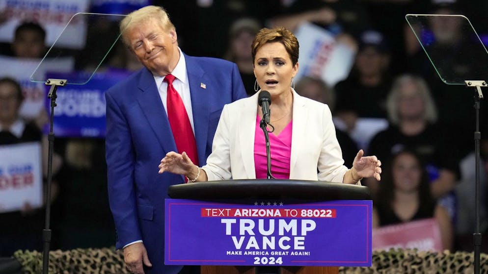Kari Lake bei einem Wahlkampfauftritt mit Donald Trump in Arizona. (13. Oktober 2024) 