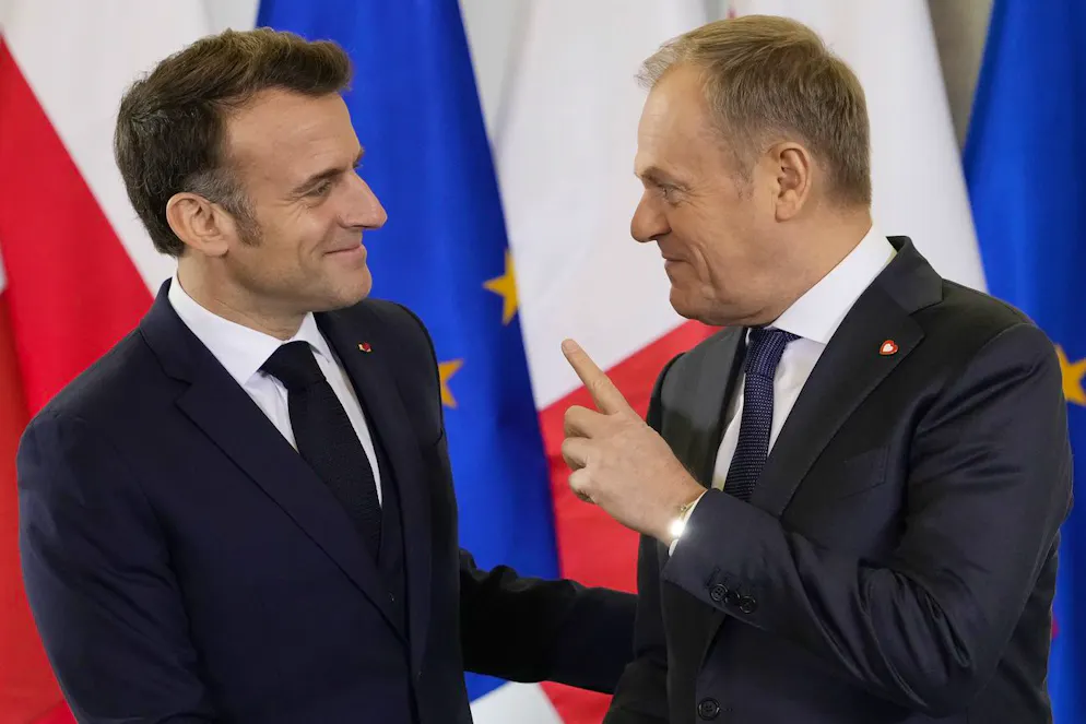 Emmanuel Macron est arrivé jeudi matin à Varsovie pour un entretien bilatéral et un déjeuner de travail avec le Premier ministre Donald Tusk.