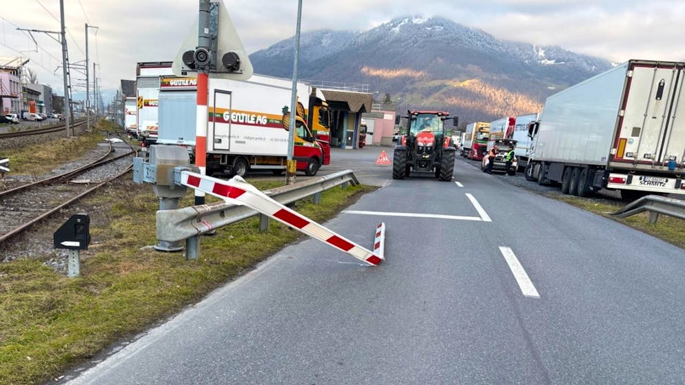 Um vor der Durchfahrt eines Regionalzuges von den Geleisen zu kommen, durchbrach ein Sattelschlepper in Näfels GL die geschlossene Bahnschranke. Eine schwere Kollision wurde nur um Sekunden vermieden.