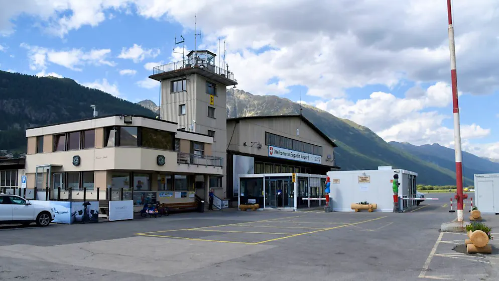 Der Regionalflughafen Samedan im Oberengadin soll nach einem gescheiterten Riesen-Ausbauprojekt nun für noch 68,5 Millionen Franken ausgebaut werden. (Archivbild)