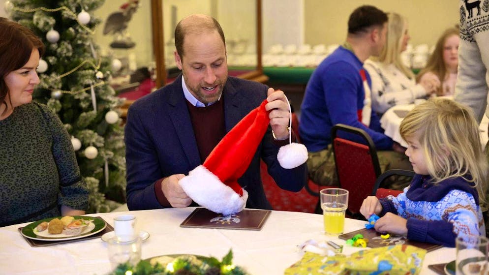 Il Principe William interagisce con i soldati e le loro famiglie durante l'evento.