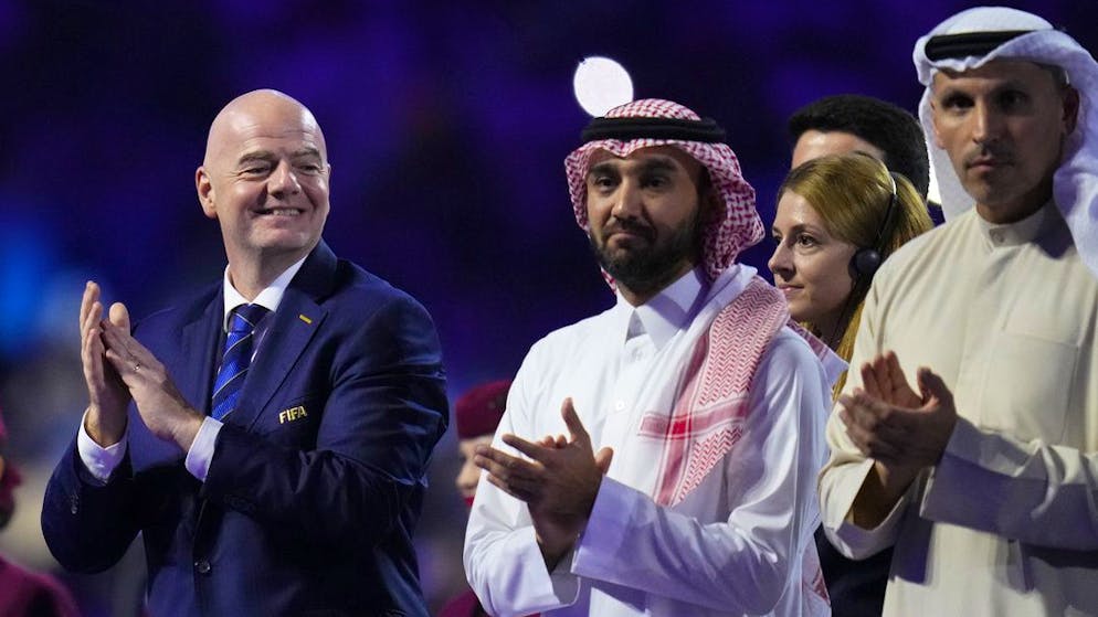 FIFA-Präsident Gianni Infantino, (l.).