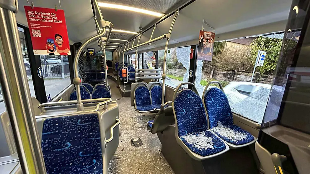 Drei Verletzte in Linienbus in Aarburg AG wegen Streifkollision - Gallery. Mehrere Fensterscheiben des Linienbusses gingen bei der Streifkollision in Aarburg AG in Brüche.