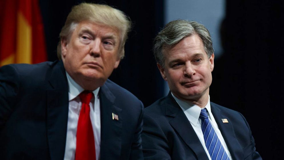 Ein Bild aus besseren Zeiten: Der damalige US-Präsident Donald Trump und  FBI-Chef Christopher Wray am 15. Dezember 2017.