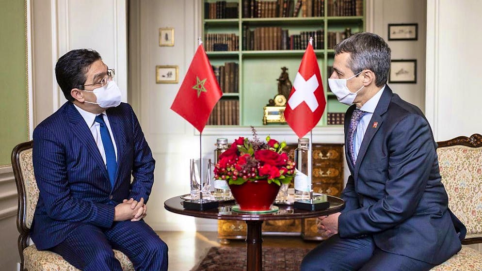 Federal Councillor Ignazio Cassis at a meeting with the Moroccan foreign minister at the end of 2021. The UN migration pact helps in such talks with countries of origin because it provides a "common language", said Cassis in the Council of States in September. (Archive image