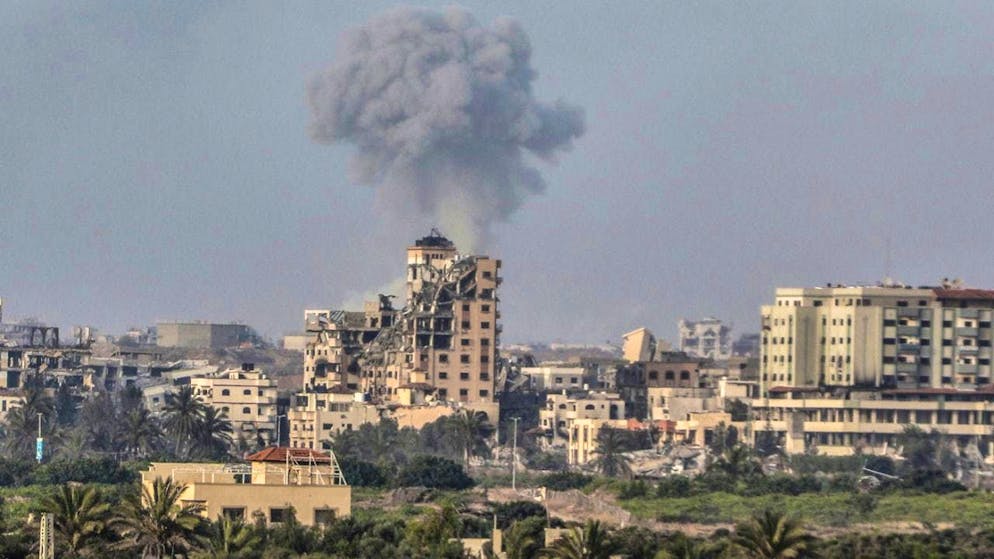 ARCHIVE - Smoke rises after an Israeli airstrike in the city of Gaza. Photo: Abed Rahim Khatib/dpa