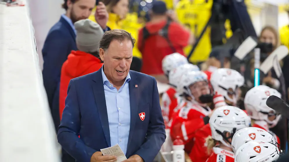 Der Schweizer Nationaltrainer Colin Muller muss beim Turnier in Tampere ohne Alina Müller und Captain Lara Stalder (Folgen einer Hirnerschütterung) auskommen