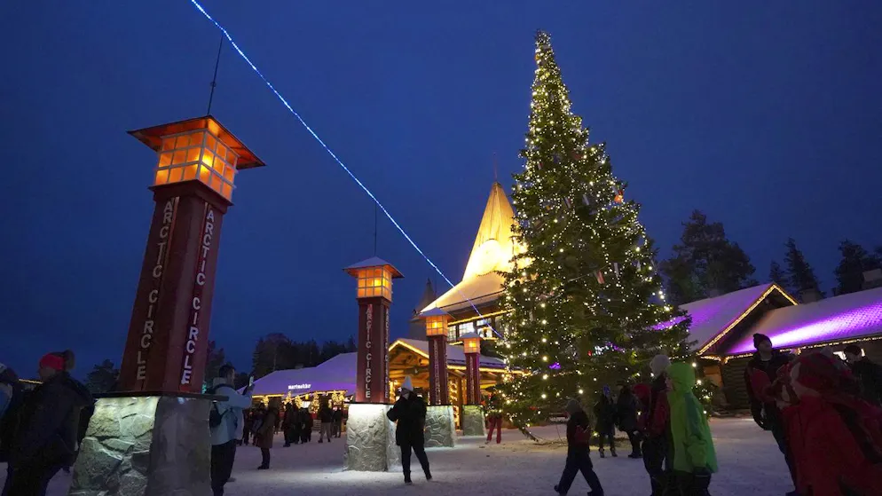 Touristen besuchen «Santa Claus Village» in Rovaniemi.