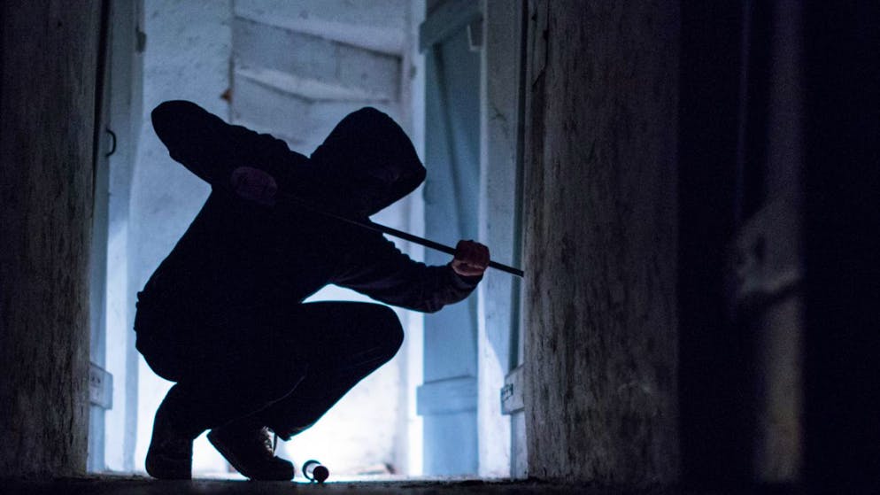 Die Kantonspolizei erwischte in der Nacht auf Dienstag einen Einbrecher in Aeschi bei Spiez in flagranti. (Symbolbild)