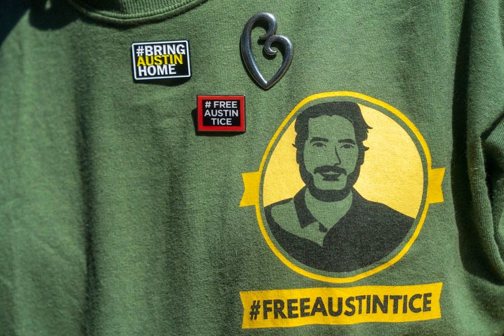 Ein T-Shirt, das Austin Tices Mutter Debra Tice im August 2022 in Washington trägt.