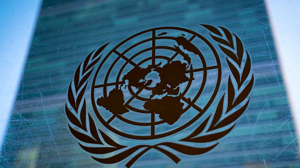 Das Symbol der Vereinten Nationen ist vor dem Sekretariatsgebäude am Hauptsitz der Vereinten Nationen zu sehen. (Archivbild)