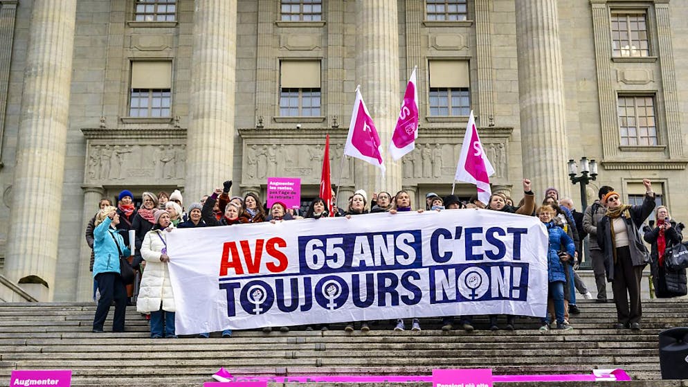 Manifestanti riuniti in attesa della sentenza davanti al Tribunale federale di Losanna