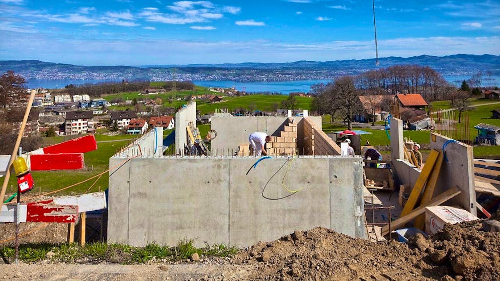 Residential property and investment properties are likely to remain in demand in the coming year. Thanks to lower interest rates and the stable economy, residential property is likely to become even more attractive. (The picture shows the construction site of a detached house)