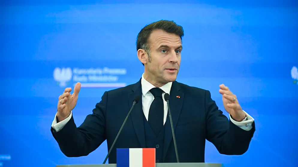 Il presidente francese Emmanuel Macron aveva inizialmente promesso di nominare il premier al più tardi questa sera.