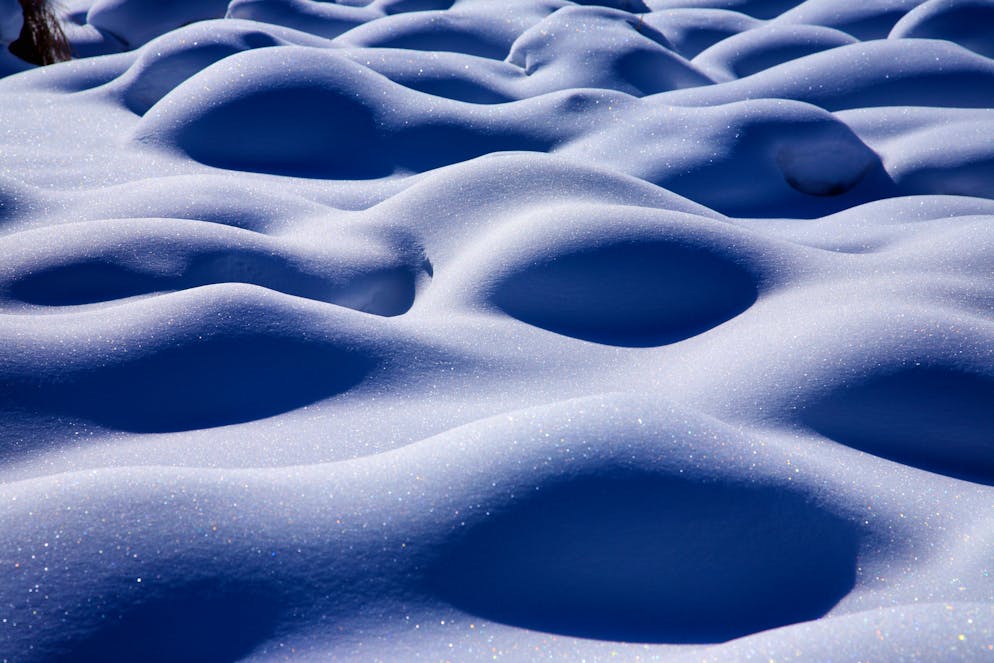 Dans les Alpes valaisannes et en altitude, des Noëls verts restent rares : à Davos, situé à 1 600 mètres, le Noël est quasiment toujours blanc depuis le début des mesures en 1931, sauf en 2016, année exceptionelle.