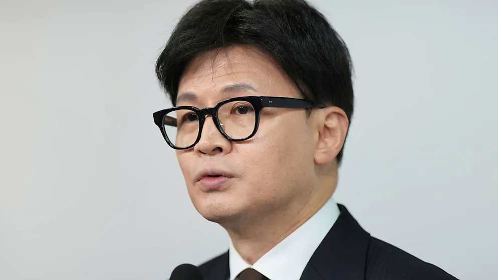ARCHIV - Der Vorsitzende der regierenden People Power Party (PPP, auf deutsch Volksmacht-Partei), Han Dong Hoon, spricht während einer Erklärung in Seoul, Südkorea, nachdem Präsident Yoon einen von der Opposition geführten Versuch abgewendet hat, ihn wegen der kurzzeitigen Verhängung des Kriegsrechts anzuklagen. Foto: Lee Jin-man/AP/dpa