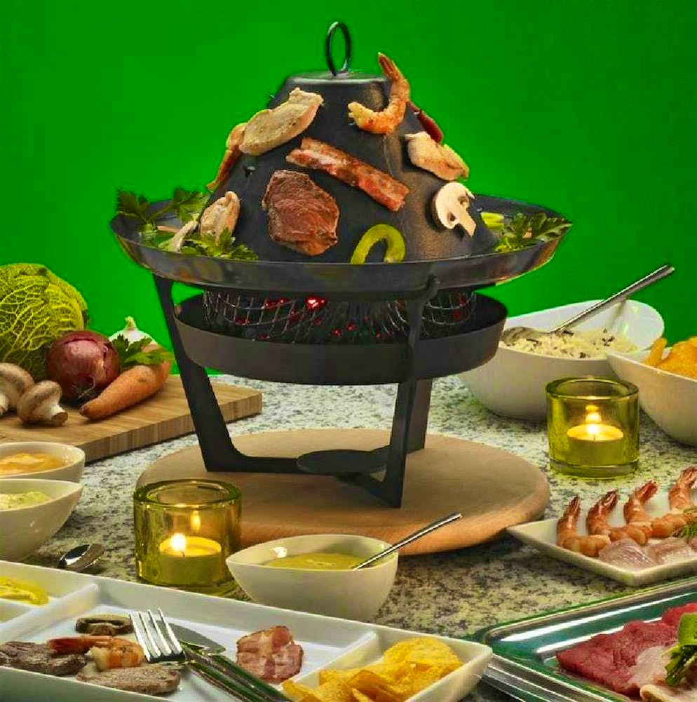 A cozy table barbecue evening ended in hospital for 17 people with carbon monoxide poisoning (symbolic image).
