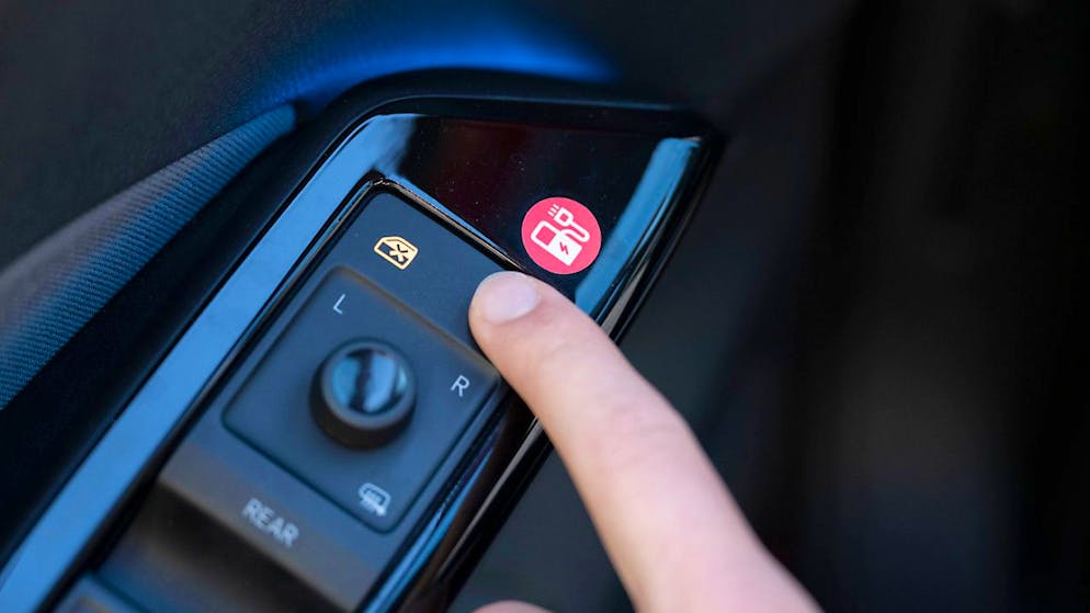 Non sono pochi gli automobilisti che preferiscono i tasti fisici agli schermi in cui navigare per trovare la manipolazione giusta.